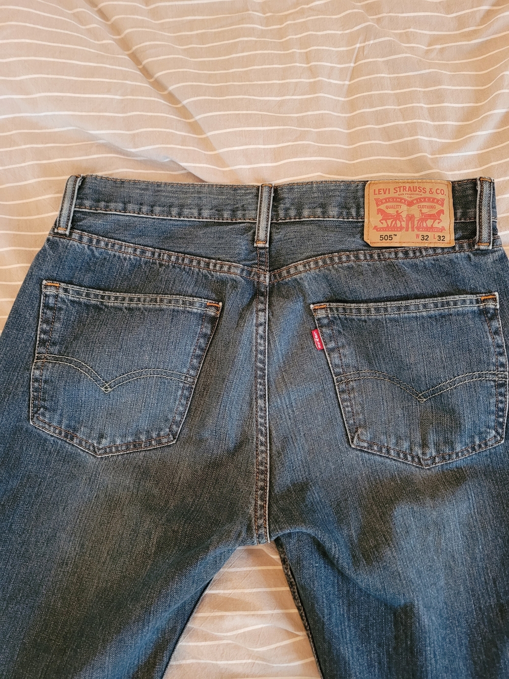 Levi's 505 Men's Straight Jeans in Dark Blue Denim with Red Tab. 32x32